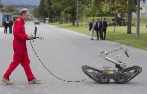 Saving lives - the latest military gear includes robots like this bomb disposal tool (Keystone)